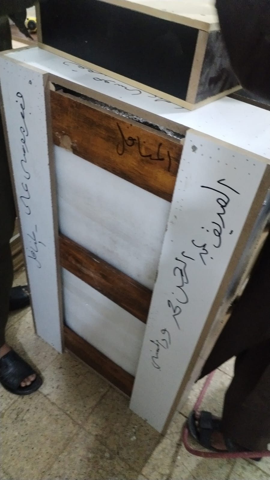 من أعمال ود السانيه لنقل العفش أثناء تجهيز الشحنة